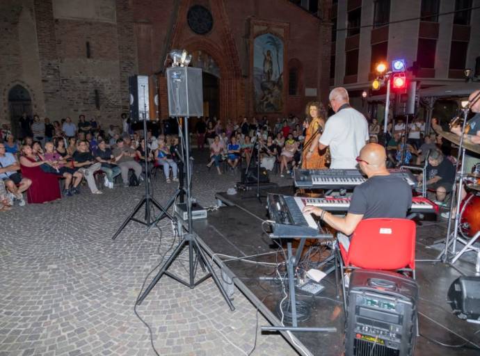 Musica, degustazione di vini e (meteo permettendo) chiaro di luna, ammantano Ciriè di una magica atmosfera